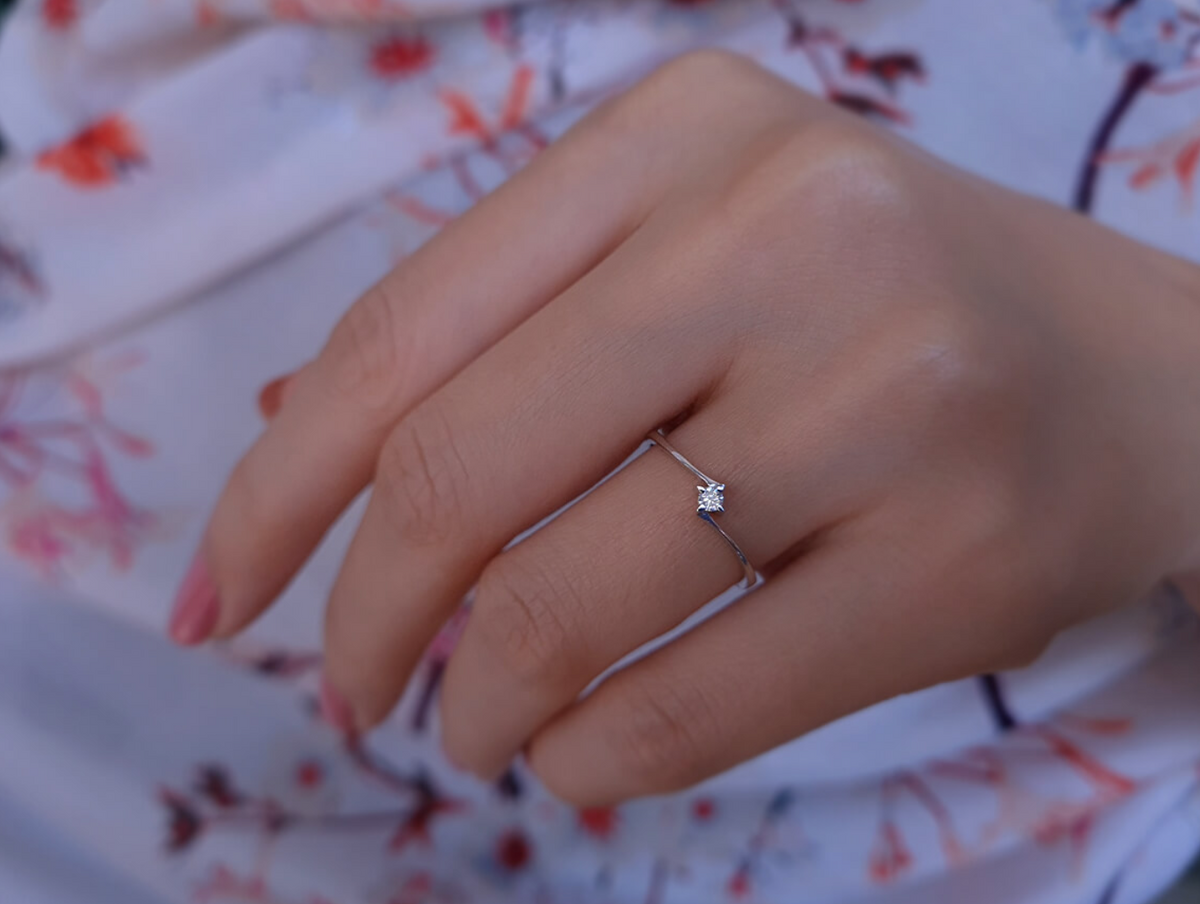 Bague solitaire diamant 0,06 carat
