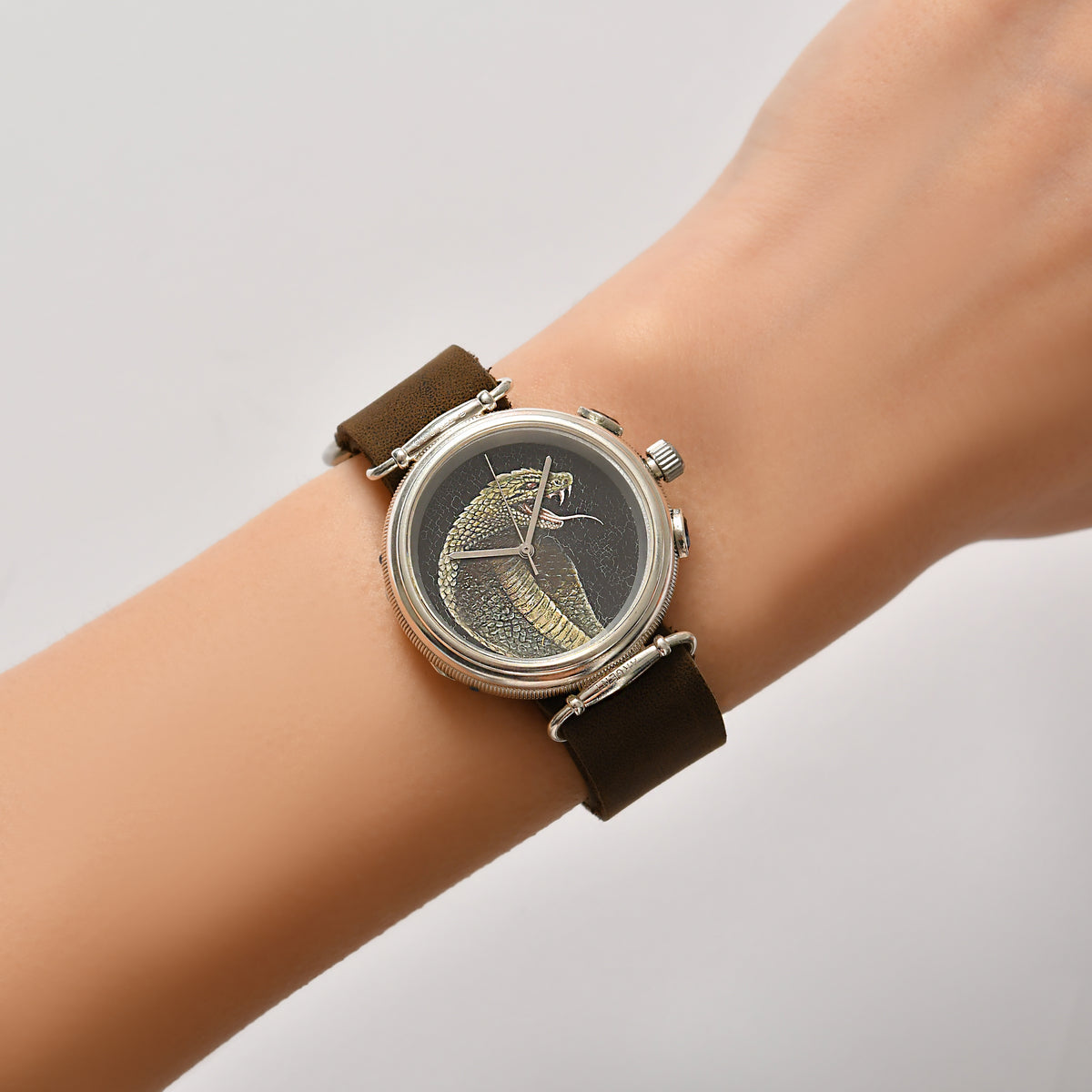 Montre en forme de Cobra