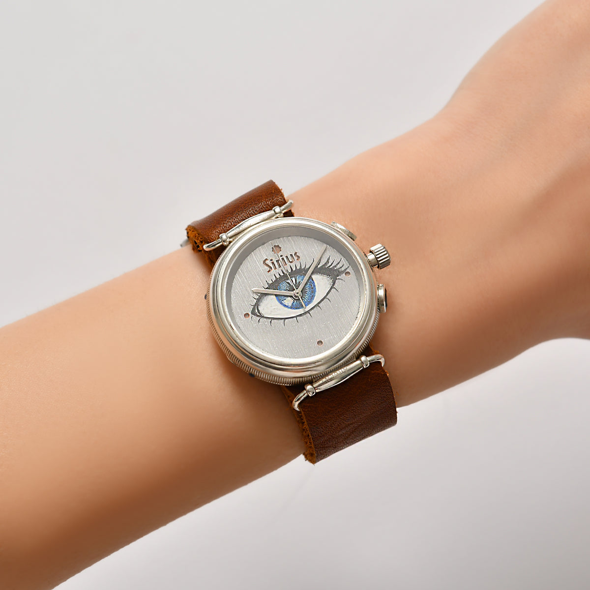 Montre avec Motif Œil en Saphir