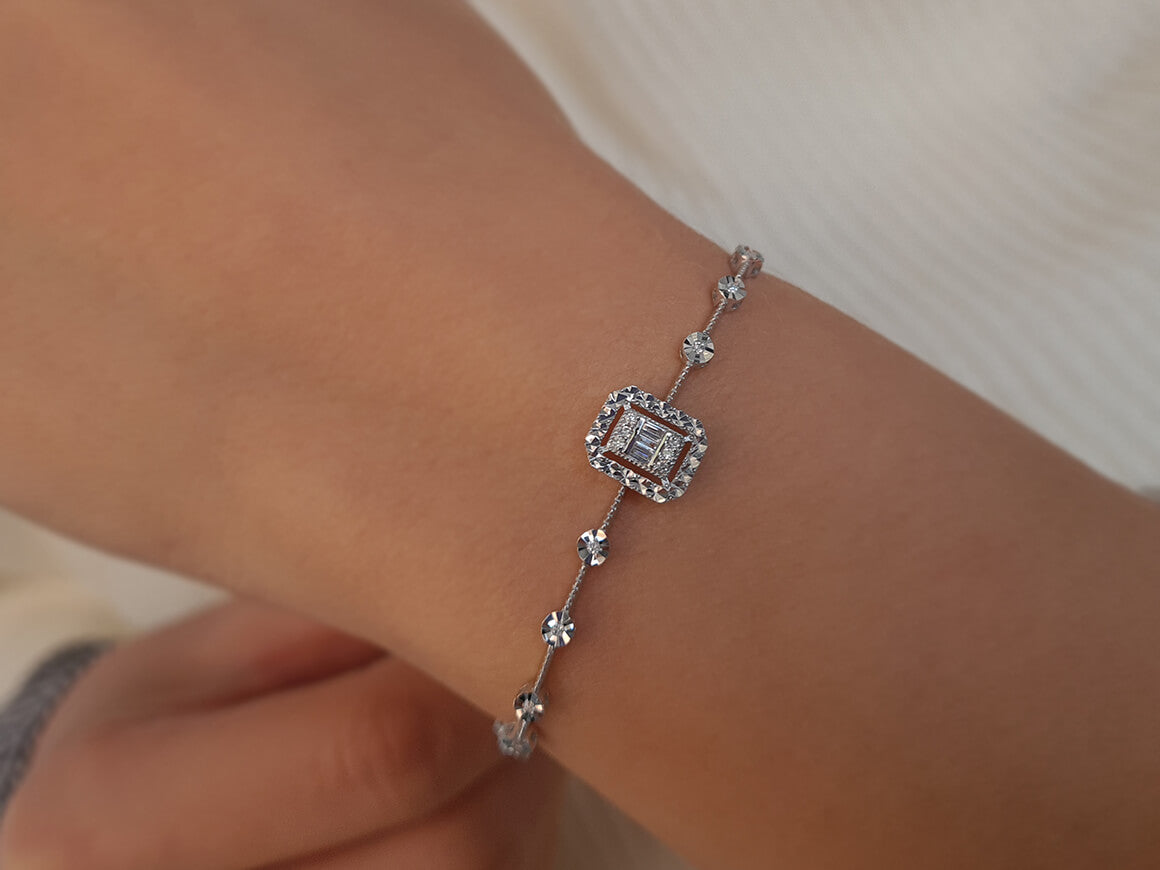 Elegantes Diamant Armband mit Baguette- und runden Diamanten im Pavé-Stil, 0.16 Karat, 8K Gold
