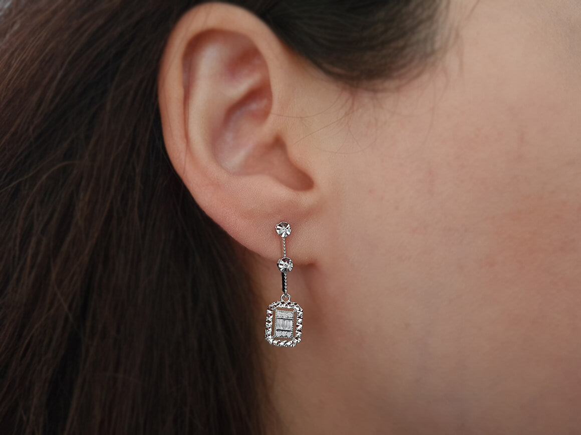 Elegante Diamant Ohrringe im Tropfen-Design mit Baguette- und runden Diamanten, 0.14 Karat, 8K Gold