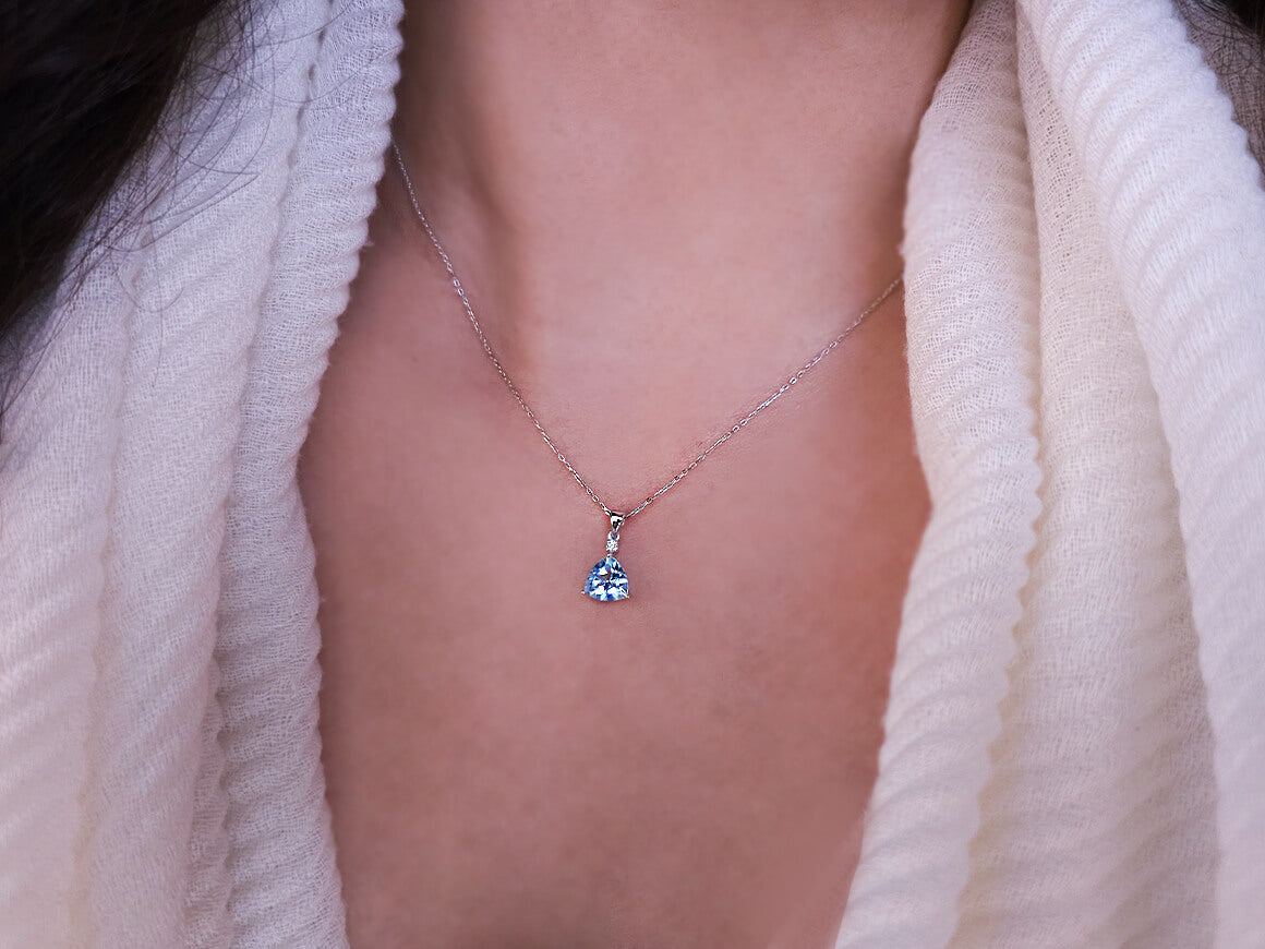 Birgie Diamant & Sky Blue Topas Halskette 8 Karat Gold