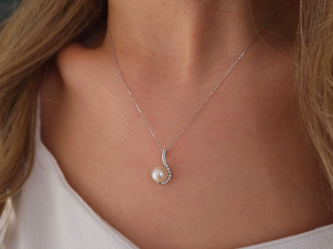 Collier de perles en diamant et en forme de larme