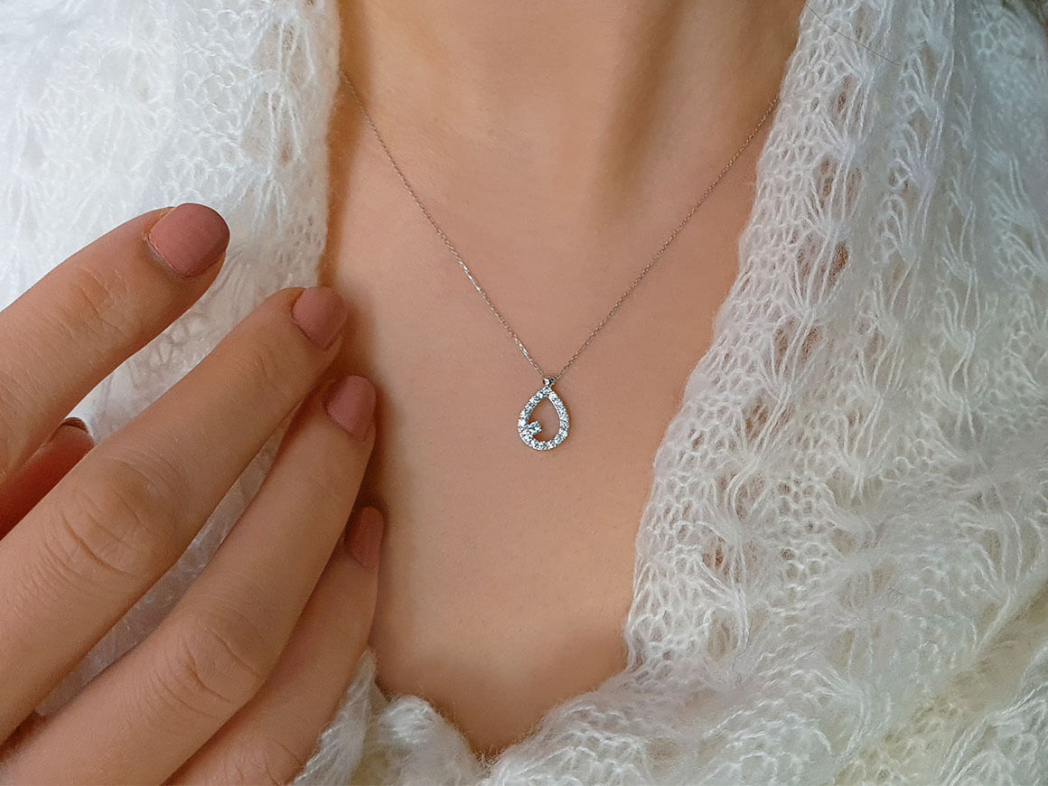 Collier en forme de goutte de diamant