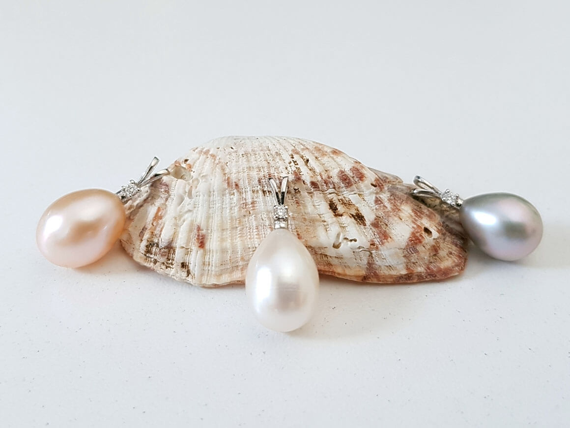 Collier de perles en argent et diamants en forme de larme