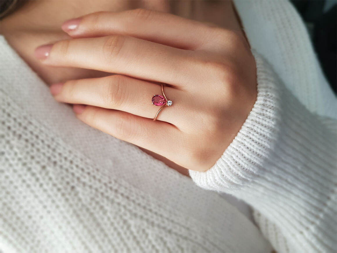 Bague diamant et tourmaline rose en forme de larme