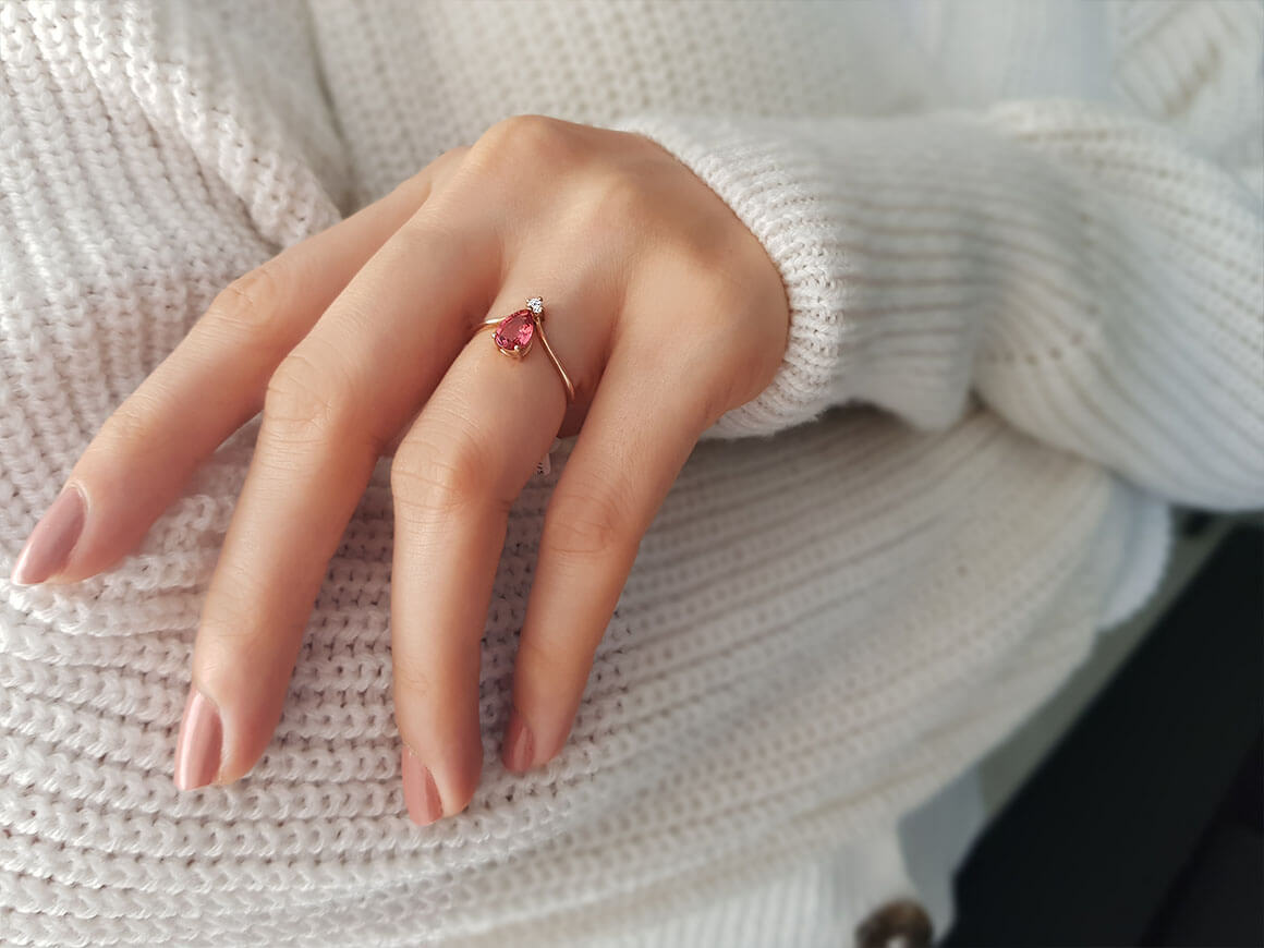 Bague diamant et tourmaline rose en forme de larme