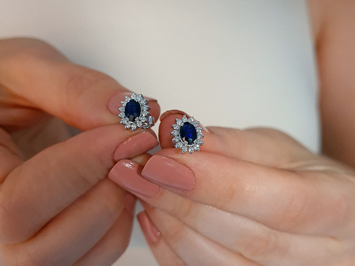 Boucles d'oreilles puces diamant et saphir ovale