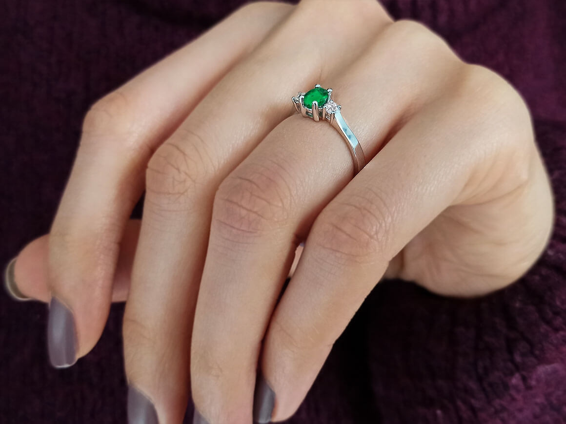Bague diamant et émeraude ovale