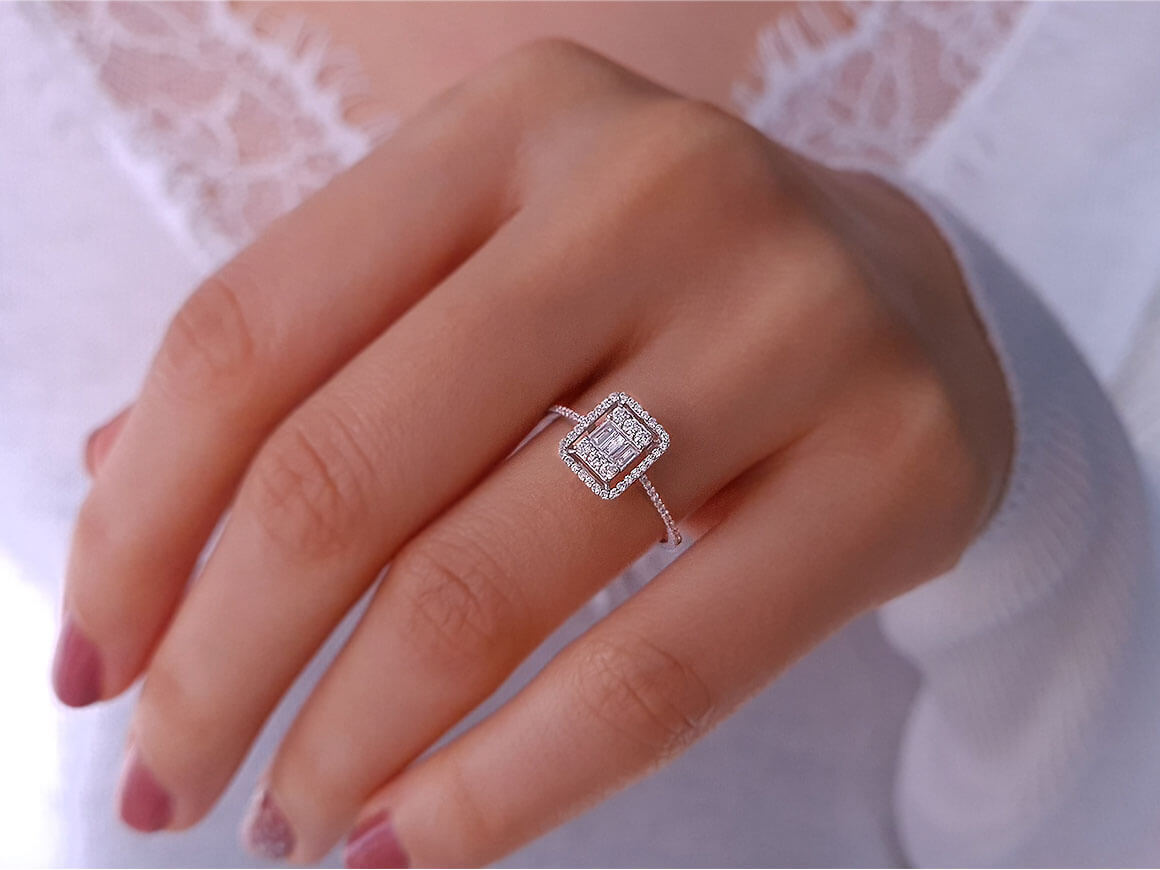 Bague baguette en diamant de 0,31 carat au total