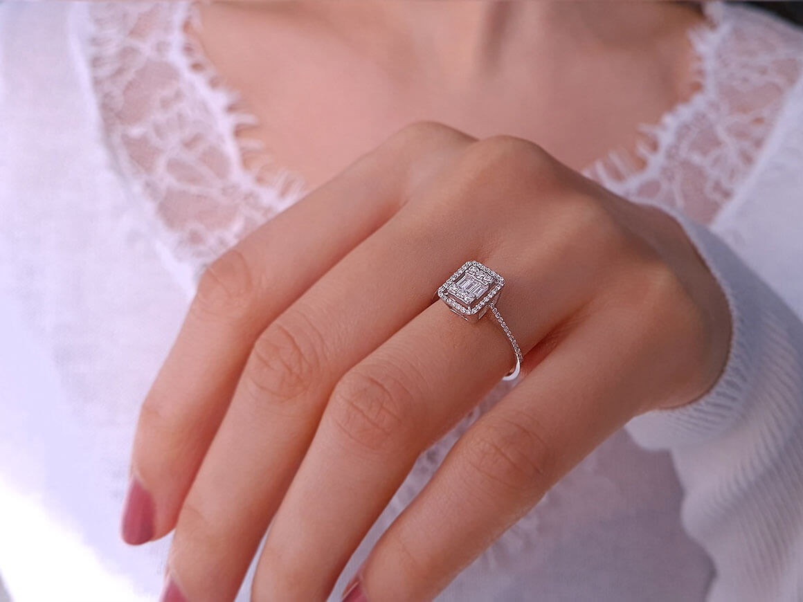 Bague baguette en diamant de 0,31 carat au total