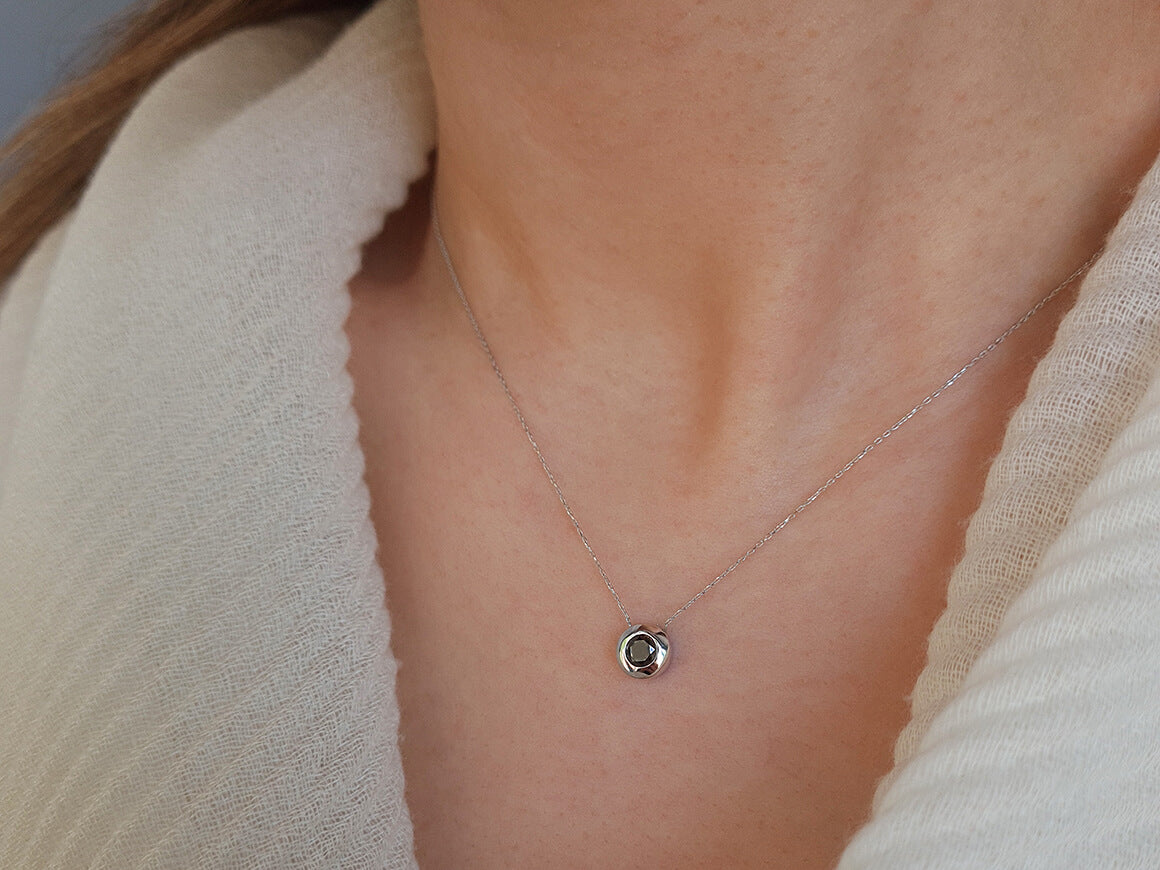 Collier solitaire diamant noir 0,28 carat