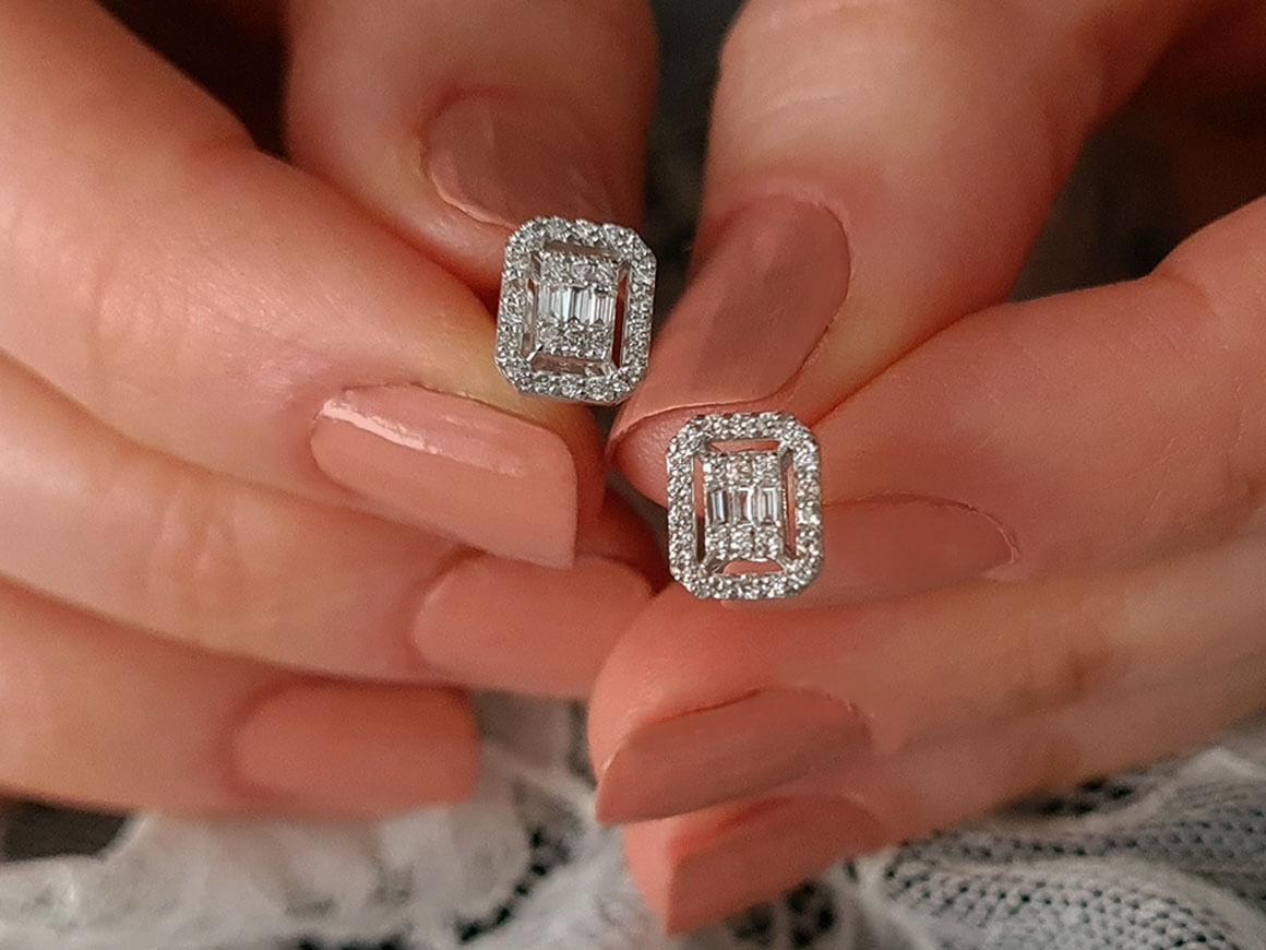 Boucles d'oreilles à tige en diamant baguette de 0,27 carat au total