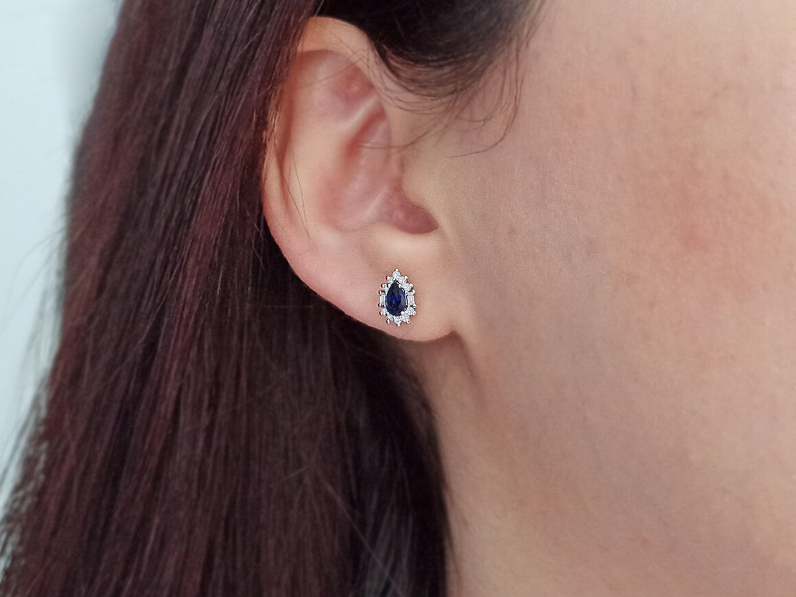Boucles d'oreilles puces diamants et saphirs en forme de larme