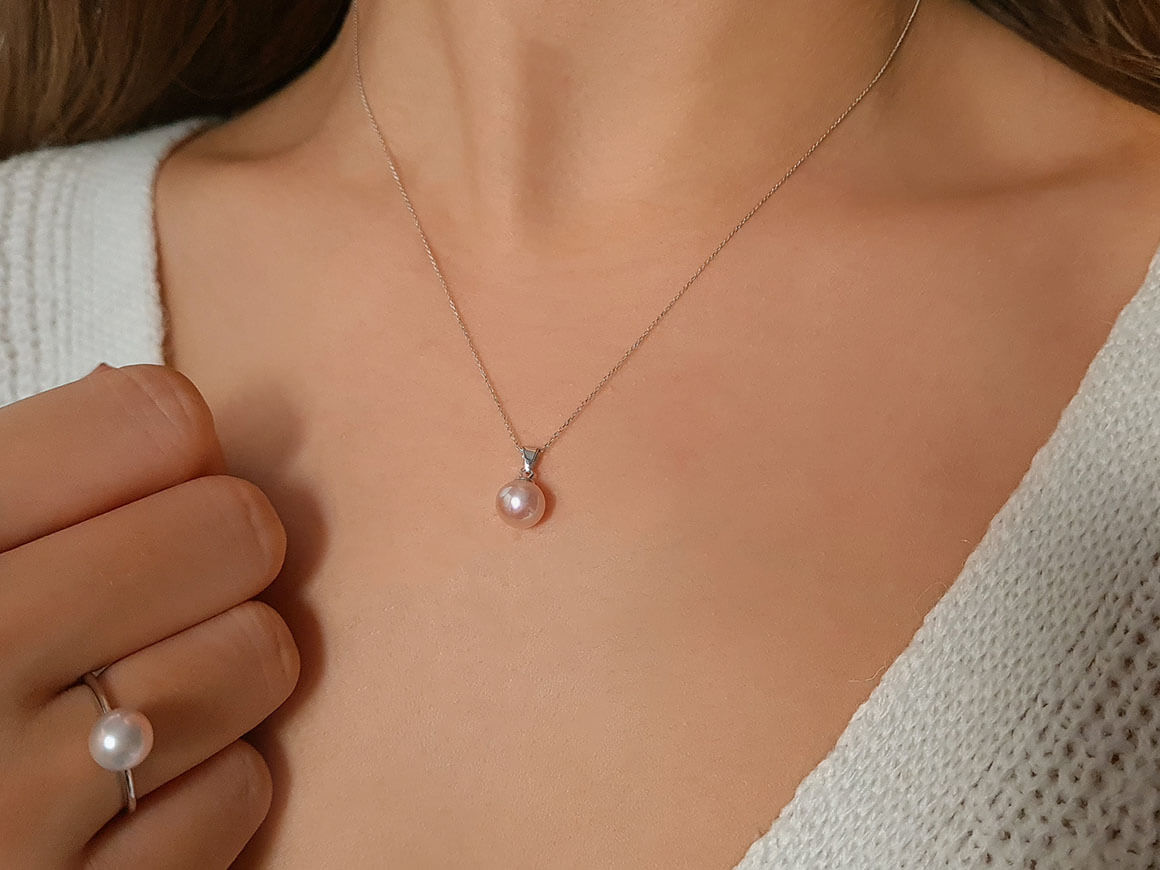 Collier de perles roses moderne