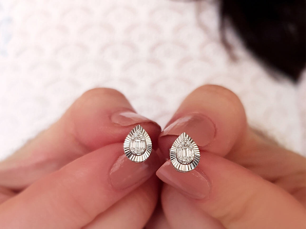 Boucles d'oreilles à tige en forme de goutte d'eau en forme de baguette de diamant