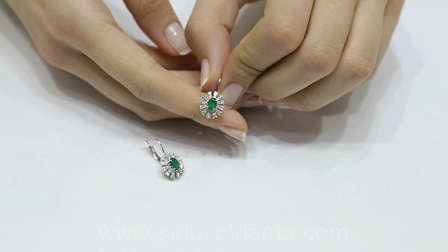 Boucles d'oreilles diamants et émeraudes ovales