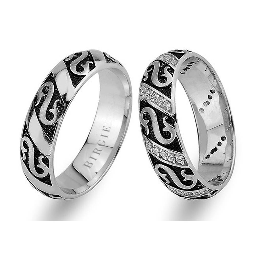 Alliance en or blanc au design antique avec diamants