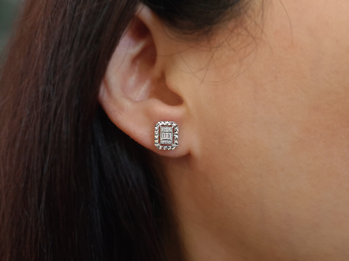 Elegante Diamant Ohrringe mit Baguette- und runden Diamanten im Pavé-Stil, 0.11 Karat, 8K Gold
