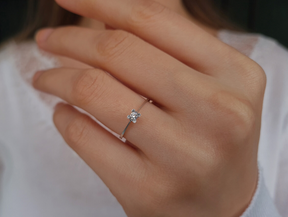 Bague solitaire diamant 0,06 carat
