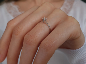 Bague solitaire diamant 0,06 carat