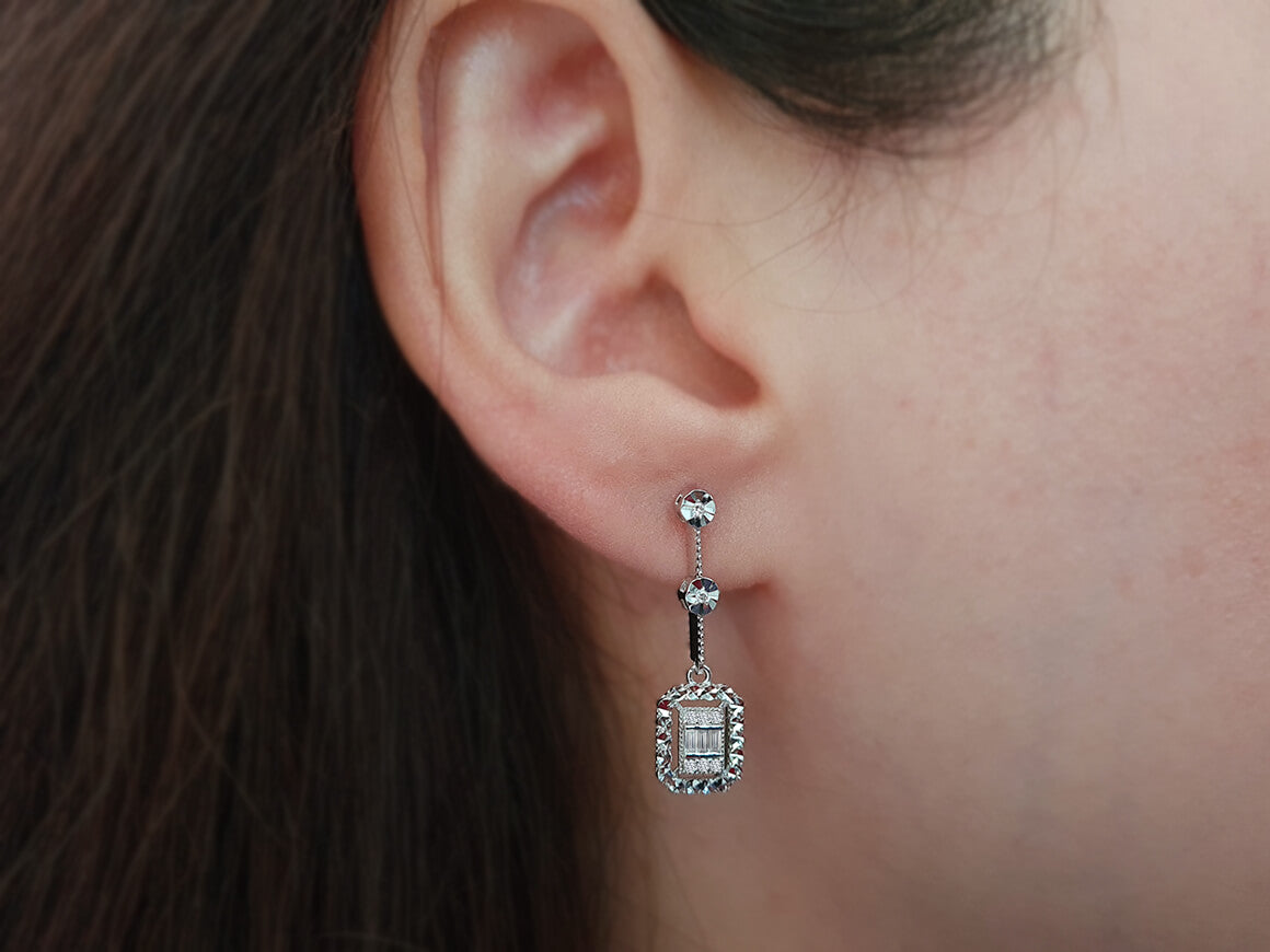 Elegante Diamant Ohrringe im Tropfen-Design mit Baguette- und runden Diamanten, 0.14 Karat, 8K Gold
