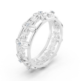 Elegant white gold ring with round diamonds in prong design