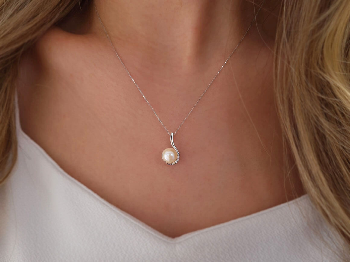 Collier de perles en diamant et en forme de larme