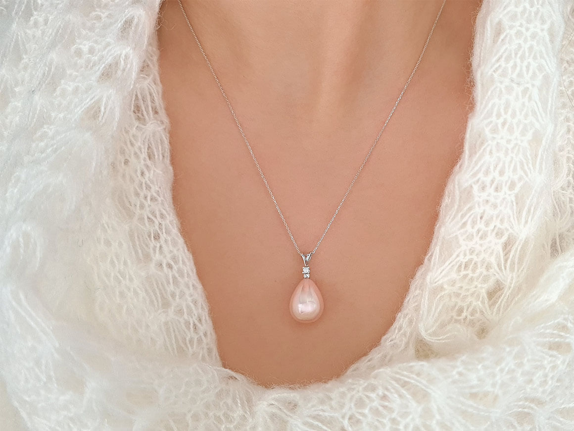 Collier de perles roses en diamant et en forme de larme