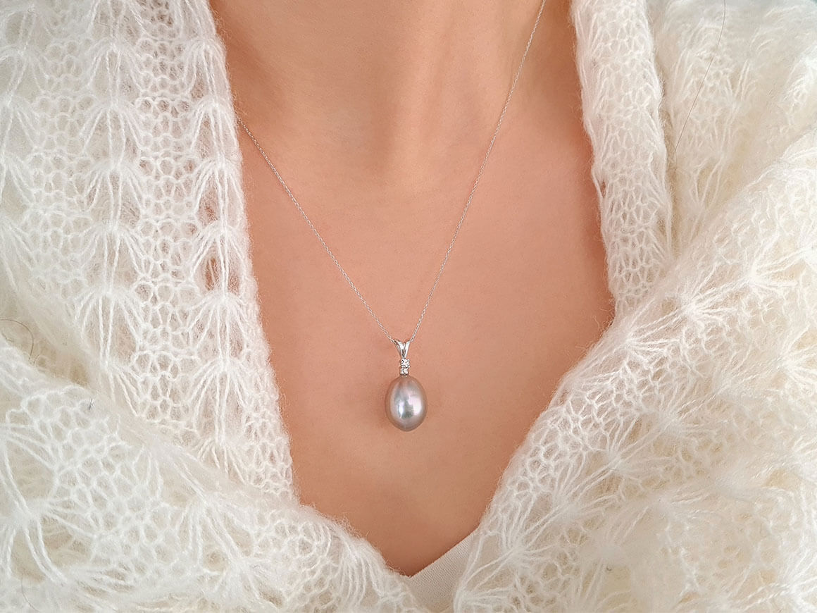Collier de perles en argent et diamants en forme de larme