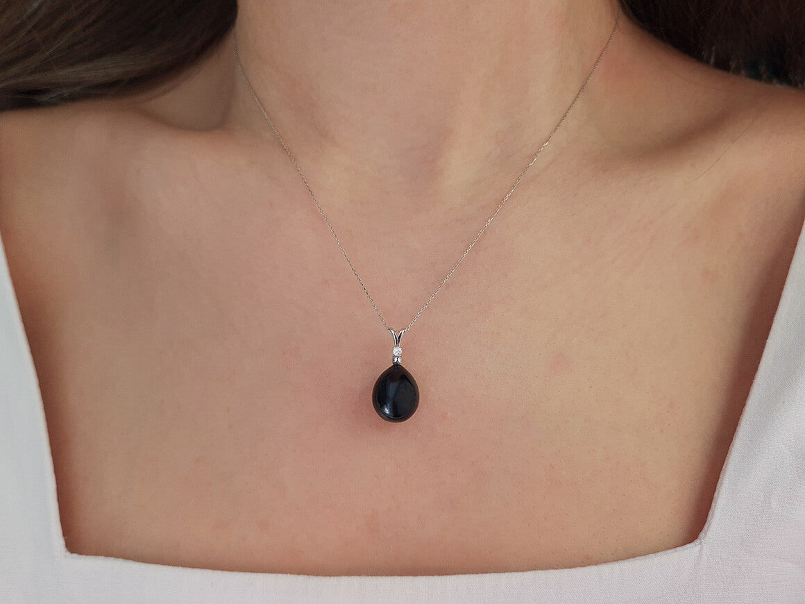 Collier de perles noires en diamant et en forme de larme
