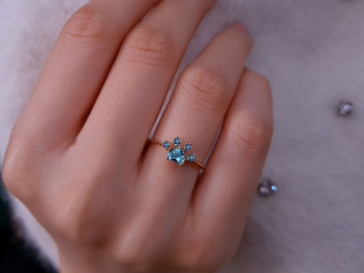 Bague patte de chat topaze bleue de Londres