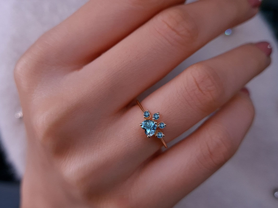 Bague patte de chat topaze bleue de Londres