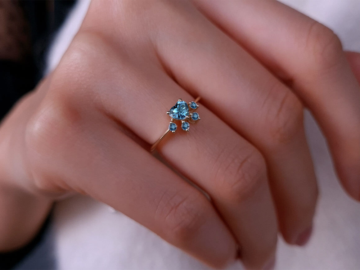 Bague patte de chat topaze bleue de Londres