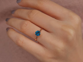Bague Rosetta en diamant et topaze bleue de Londres