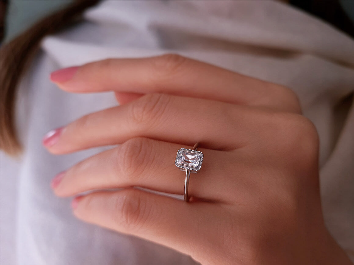Bague solitaire saphir blanc taille émeraude