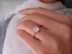 Bague solitaire saphir blanc taille émeraude