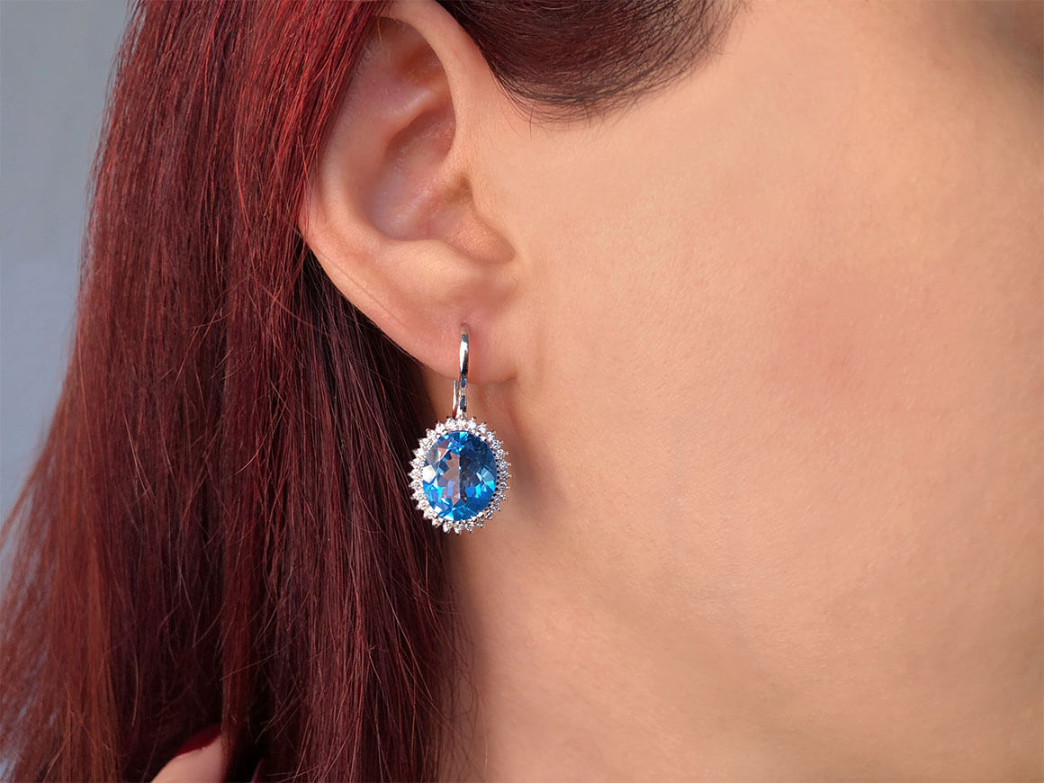 Boucles d'oreilles pendantes en diamant et topaze bleue ovale