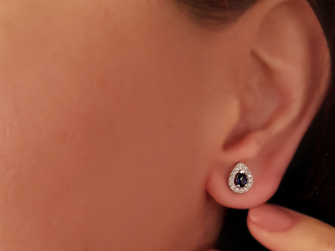 Boucles d'oreilles puces diamants et saphirs en forme de larme