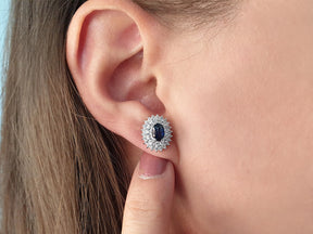 Boucles d'oreilles puces double rang diamants et saphir ovale
