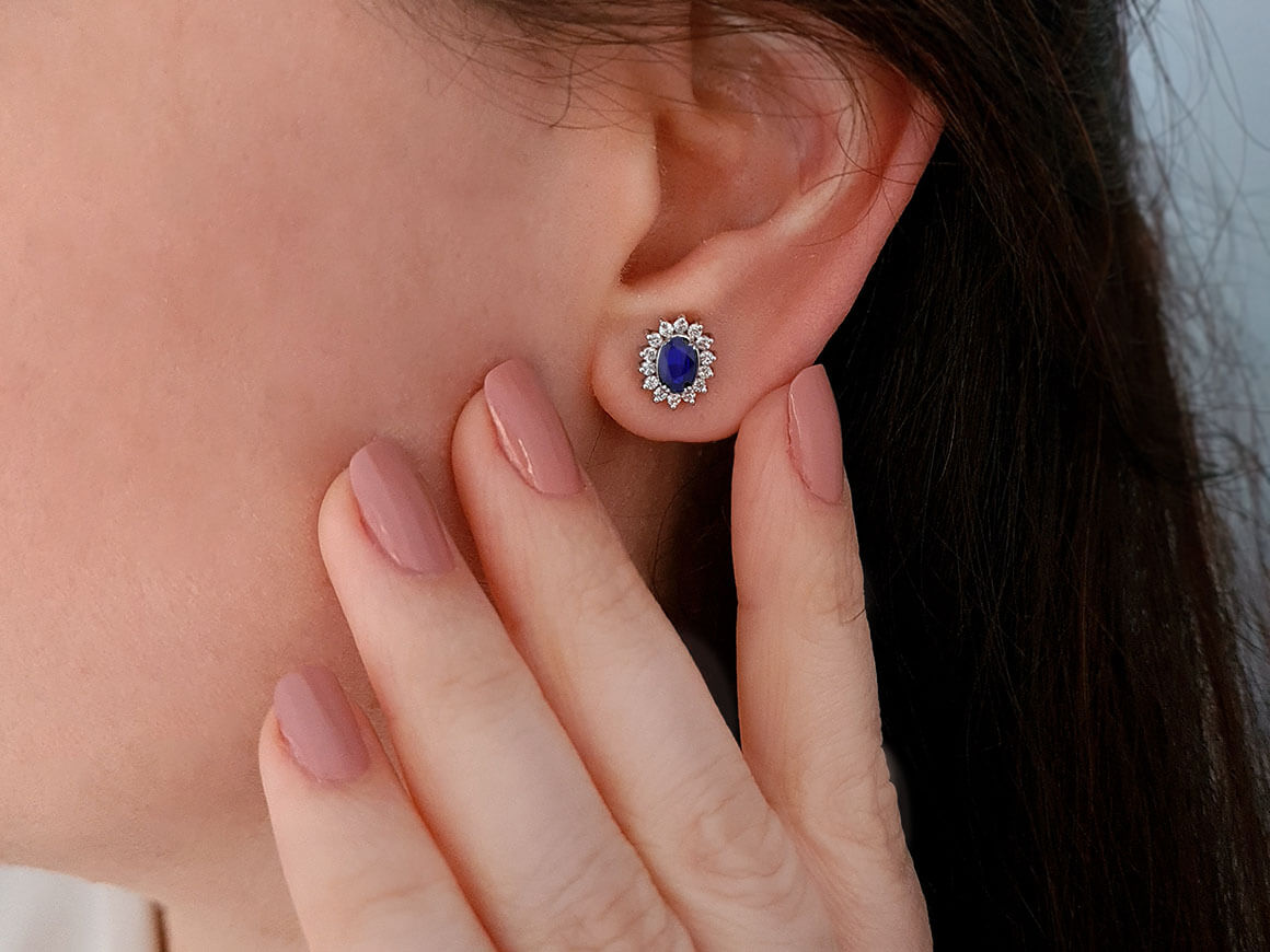 Boucles d'oreilles puces diamant et saphir ovale