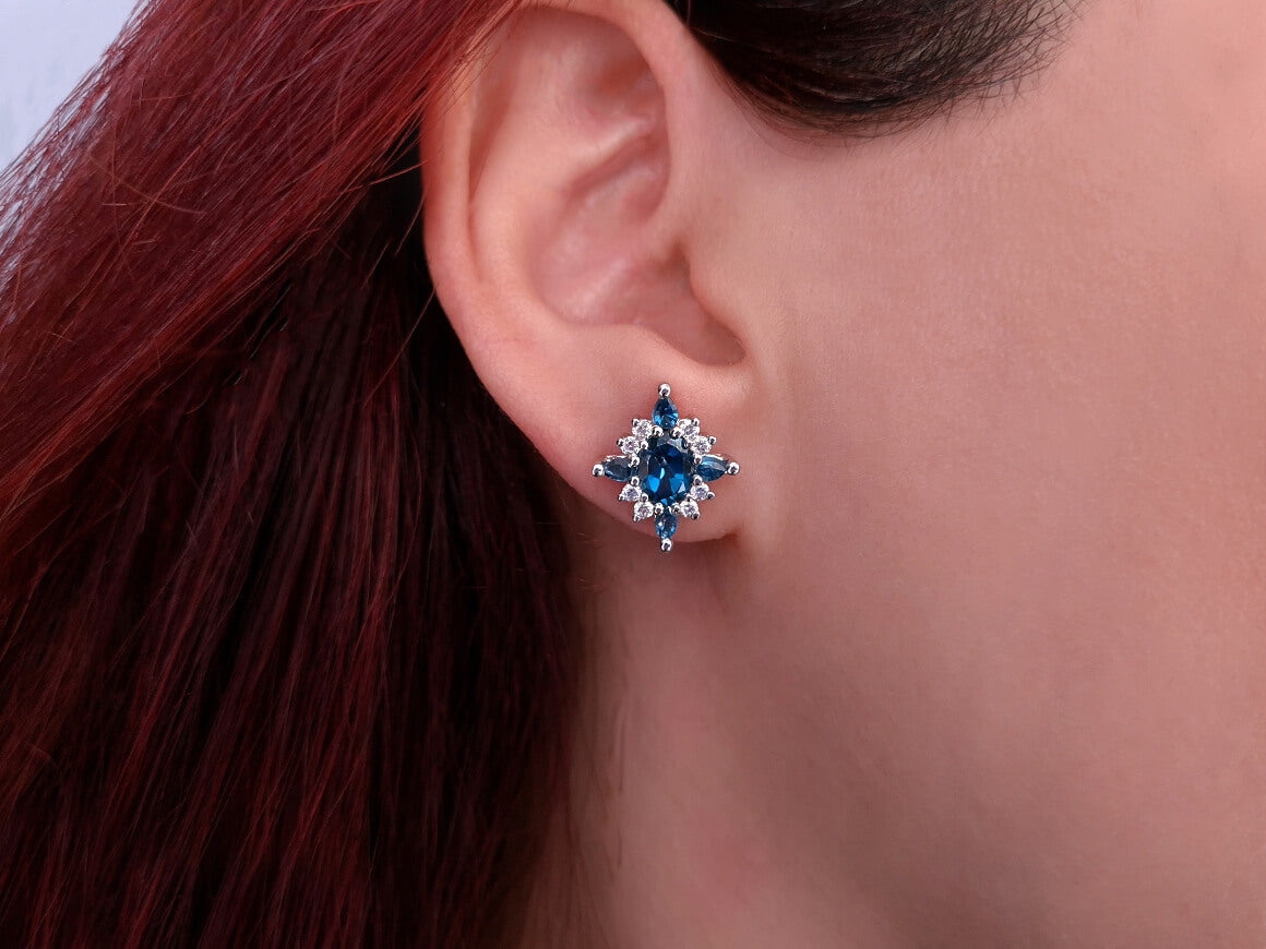 Boucles d'oreilles puces diamant et topaze bleue de Londres