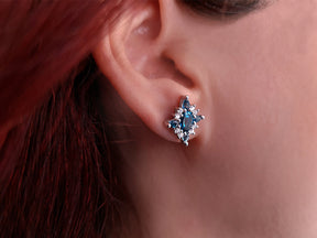Boucles d'oreilles puces diamant et topaze bleue de Londres