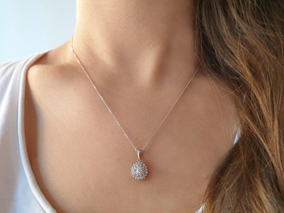 Collier de fleurs de gerbera en diamant