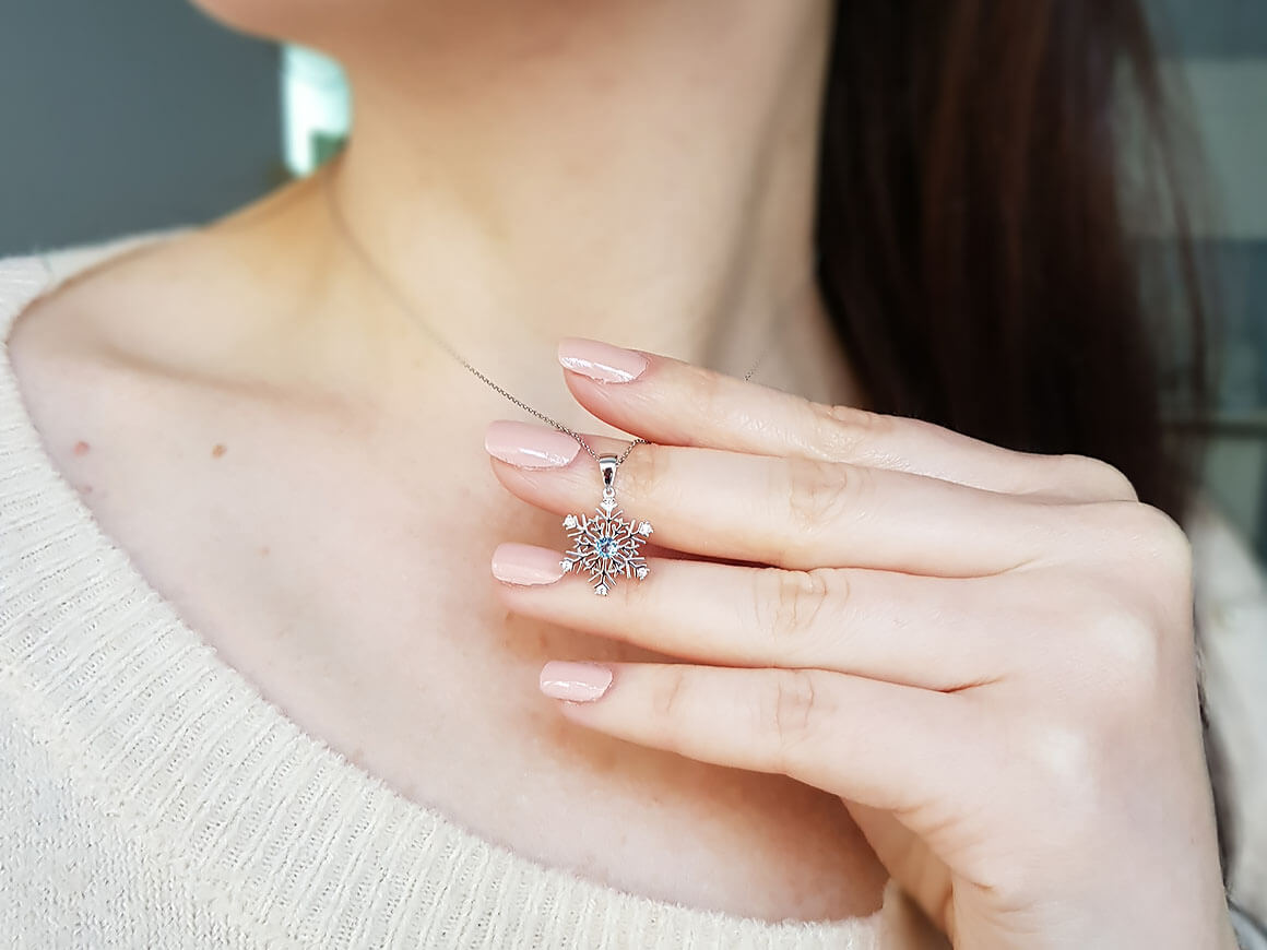 Collier flocon de neige diamant et topaze bleue