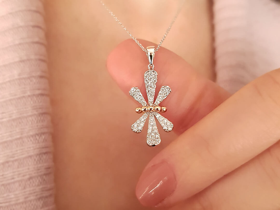 Collier noeud diamant