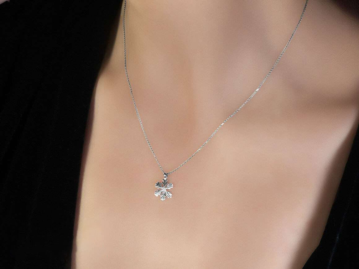 Collier flocon de neige en diamant
