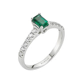 Bague avec centre émeraude et pierres latérales en diamant à griffes fendues