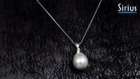 Collier de perles en argent et diamants en forme de larme