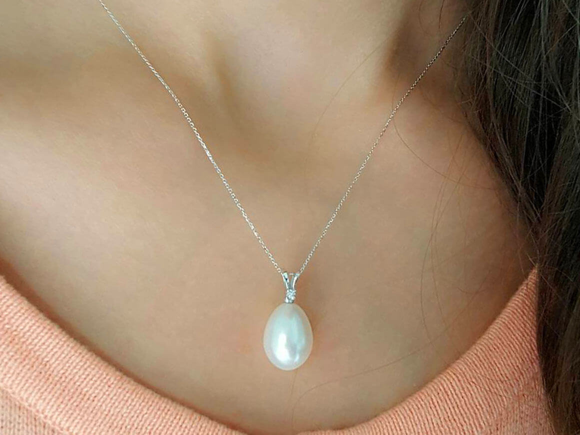 Collier de perles en diamant et en forme de larme